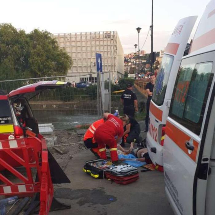 Un bărbat de 70 de ani, luat de apele Someşului, a fost salvat de pompieri