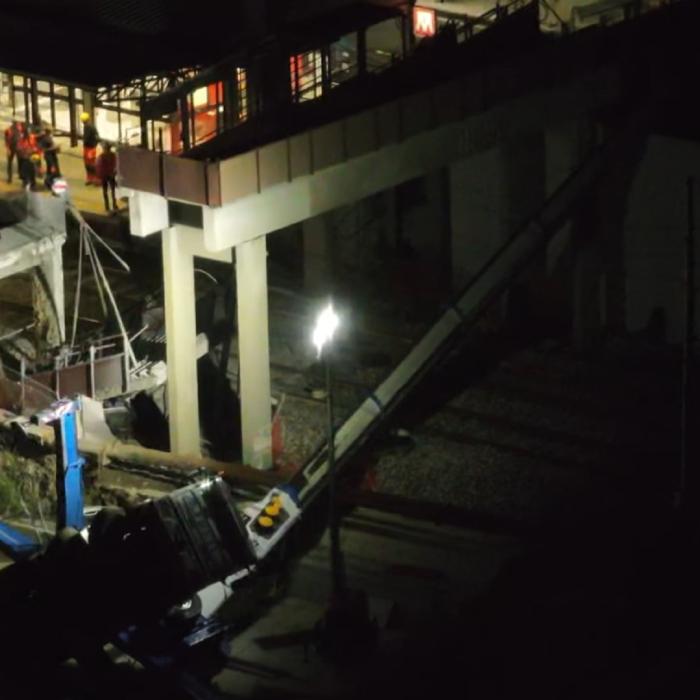 „Ar fi putut fi un masacru”. Macara, prăbușită pe liniile de cale ferată, la scurt timp după ce un tren cu pasageri a trecut pe acolo