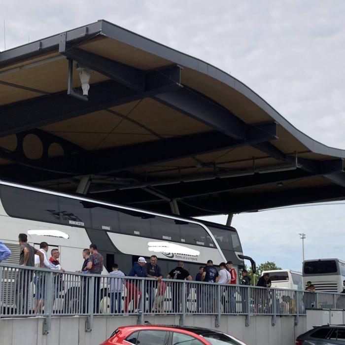 Autocar plin cu români în drum spre Anglia, blocat în Austria, fără posibilitatea de continua călătoria: Șoferii erau pe drum de 110 ore 