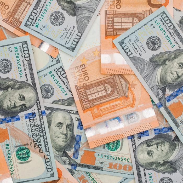 Euro atinge minimul ultimilor 20 de ani. A coborât luni sub 0,99 dolari