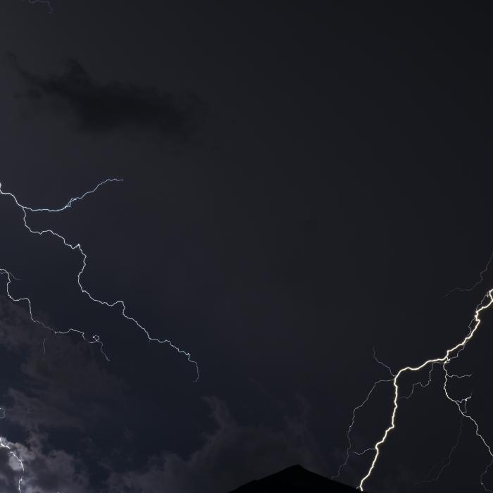 Furtunile lovesc Marea Britanie. Peste 36.000 de descărcări electrice au fost înregistrate în ultimele 12 ore - VIDEO