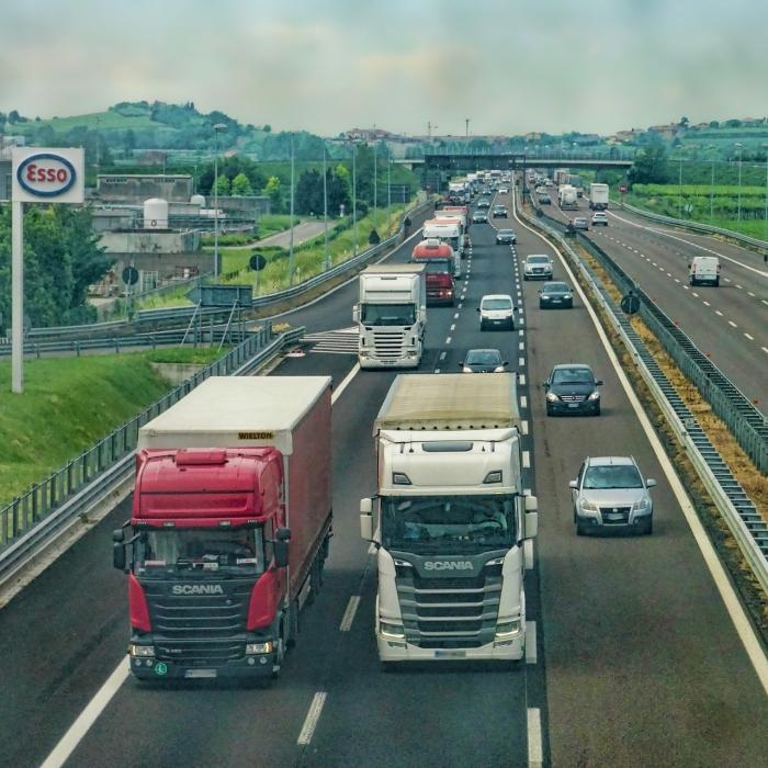 Transportatorii români se revoltă: Nu mai vor să revină cu TIR-urile în România