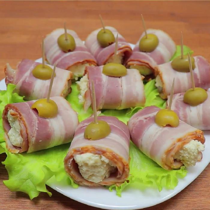 Rulouri cu bacon și cremă de brânză. Gustarea perfectă din doar 3 ingrediente!