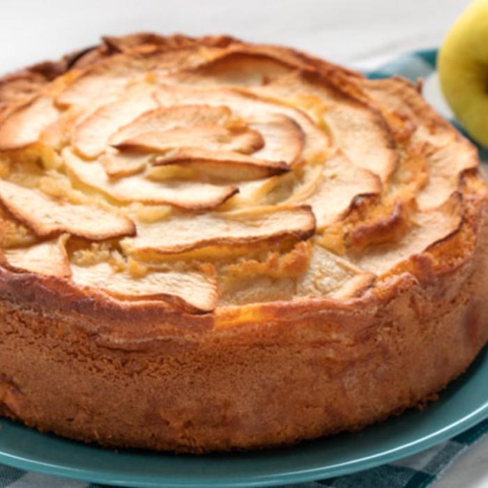 Tort cu mere și cremă de lapte - o variantă irezistibilă a desertului pe care toată lumea îl iubește