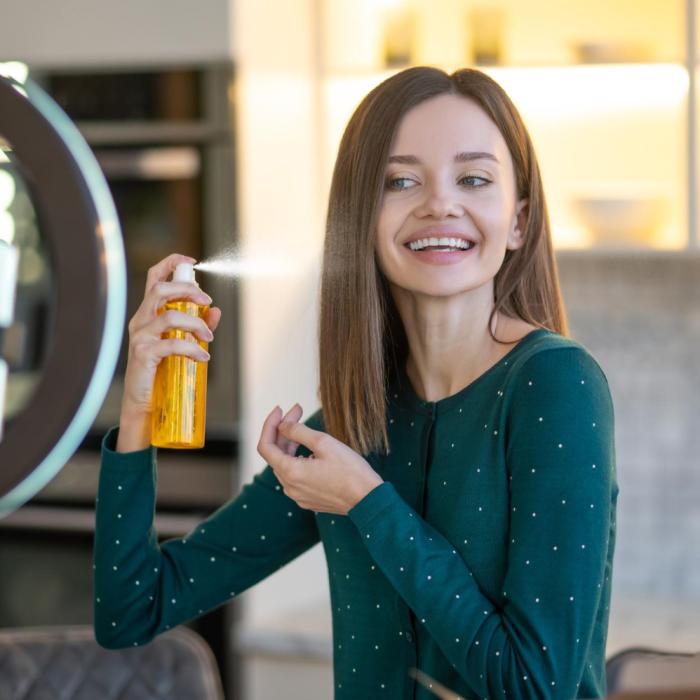Cele mai neobișnuite moduri de a folosi fixativul de păr: Trucuri pentru a face din produsul de styling un ajutor în viața de zi cu zi