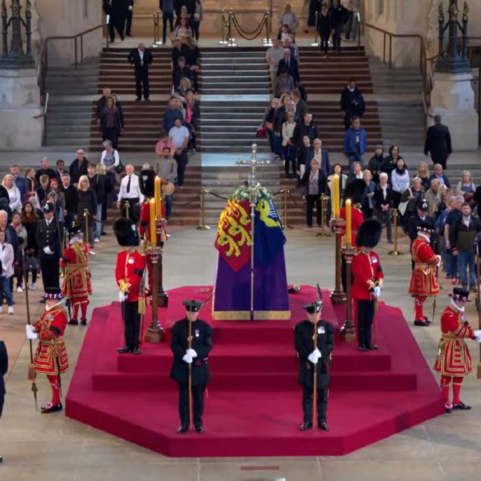 Cozi uriaşe la Westminster. Timpul de aşteptare ar putea ajunge şi la 30 de ore pentru a-i aduce un ultim omagiu reginei Elisabeta