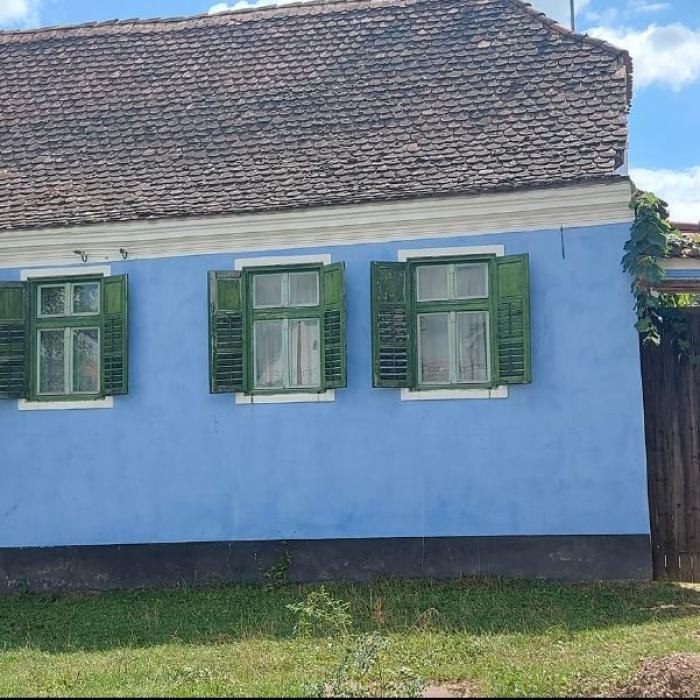Ambasadorul Andrew Noble, în  fața Casei Albastre a Regelui Charles din Viscri. Moment de reculegere în memoria Reginei 