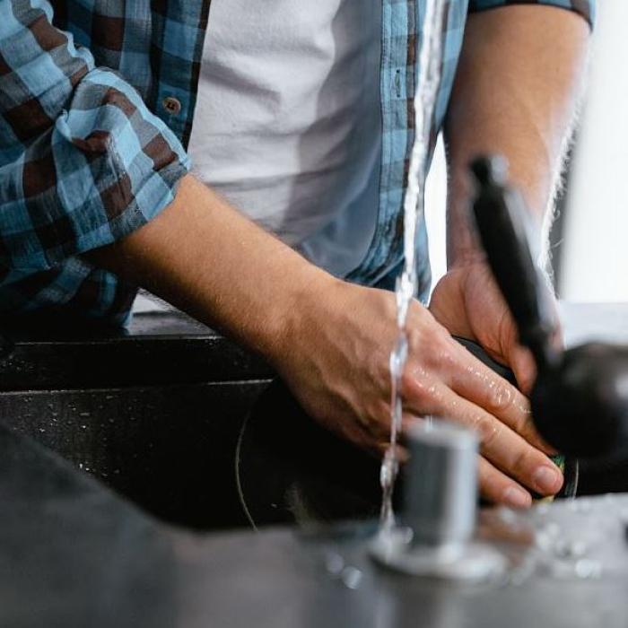 Scapă de mirosul urât din țevi cu un truc știut doar de instalatori. Repetă-l în fiecare săptămână