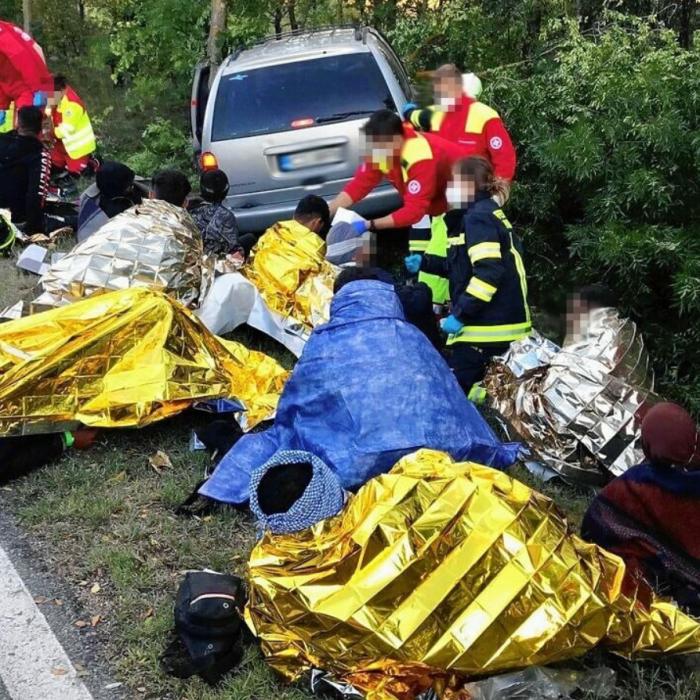 Austria. Șofer român arestat, după ce a fugit de poliție și s-a răsturnat cu mașina în care transporta 15 migranți