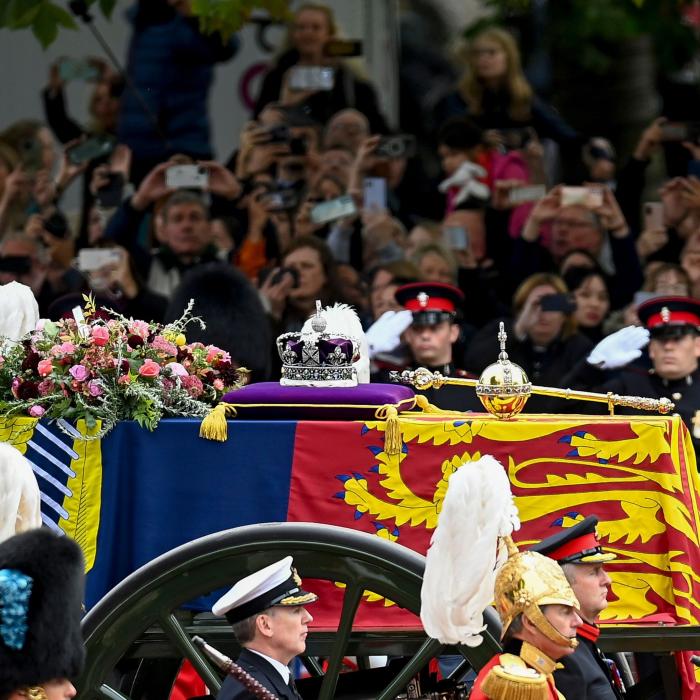 Înmormântarea Reginei: Imagini uimitoare din satelit au surprins sutele de mii de oameni aliniați pe străzi pentru a-și lua rămas bun de la monarh