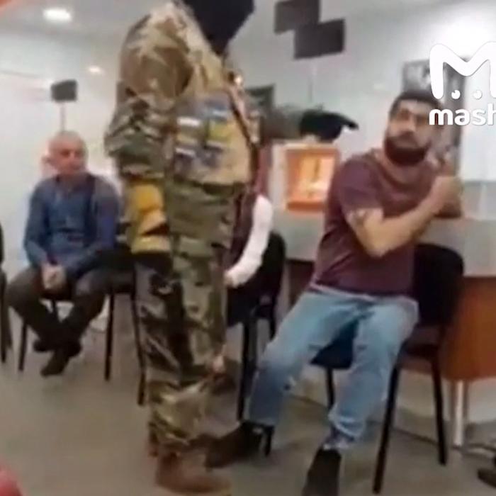 Un bărbat a luat ostatici 12 oameni într-o bancă din Georgia şi cere o sumă mare de bani pentru a-i elibera (video)