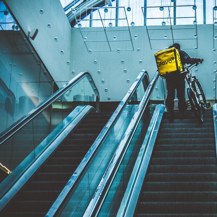 Glovo, amendată pentru că nu a făcut carte de muncă livratorilor 