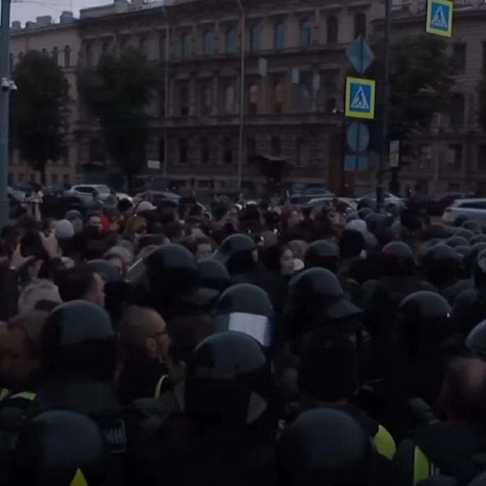Proteste de amploare în Moscova şi Sankt Petersburg. Vladimir Putin a promulgat legea ce pedepsește dezertorii