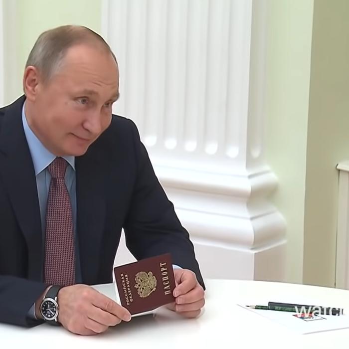 Edward Snowden, cel mai vânat american de către SUA, gratulat de Vladimir Putin cu cetăţenie rusă 