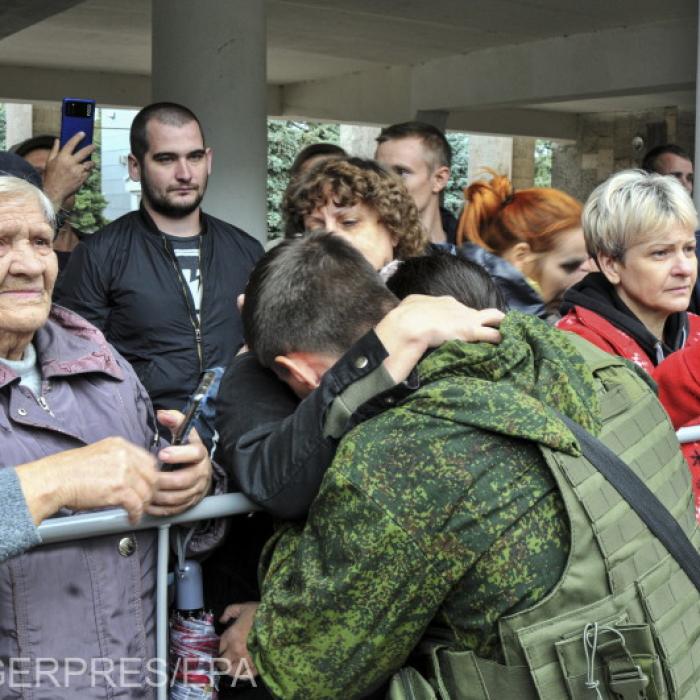 Moment îngrozitor în care un rus îi cere unui prieten să-i rupă mâna cu un baros pentru a nu fi înrolat - VIDEO