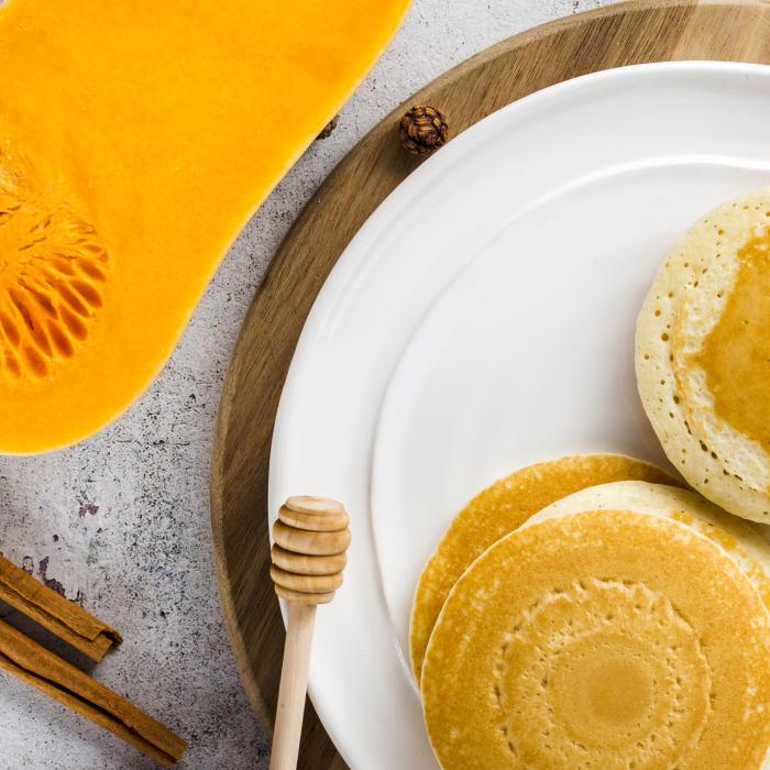 Clătite cu dovleac, un deliciu mai sănătos și mai delicios decât clătitele tradiționale. Trebuie să le încerci! Salvează rețeta!
