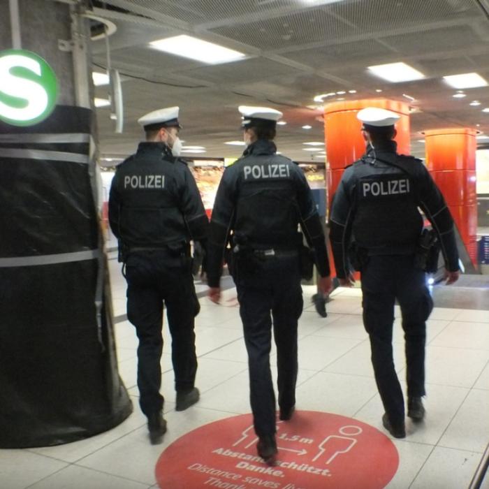 O familie de români cu un copil mic, blocați pe aeroport în Munchen, înainte să zboare spre Mexic