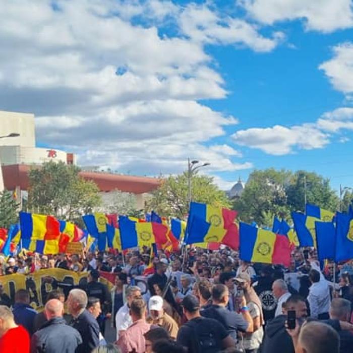 Protest 2 octombrie. Simion și protestatarii au ajuns în fața sediului PSD