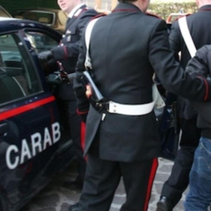 Italia. Român acuzat că și-ar fi violat fiica de 11 ani și își obliga toată familia să meargă să cerșească