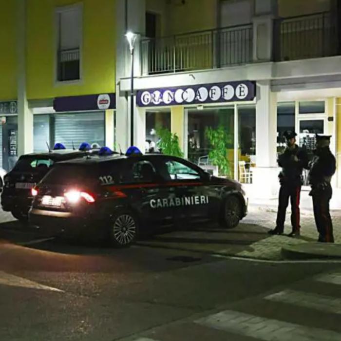 UPDATE. Panică în Italia. Un român, posibil înarmat, s-a baricadat cu fiul în casă, refuzând să-l predea mamei. Procurorul: "Este răpire, va fi arestat"
