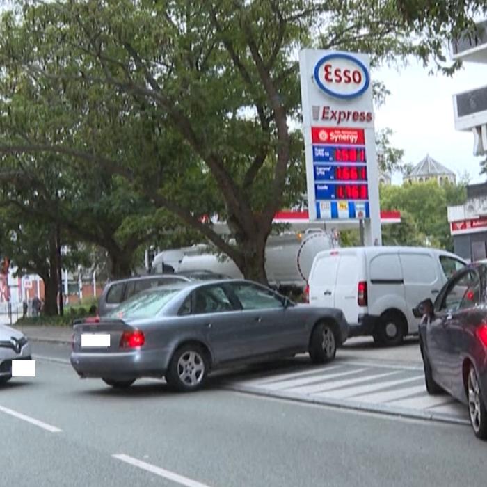 Benzinăriile din Franța au rămas azi fără carburanți. Cozi uriașe la pompe