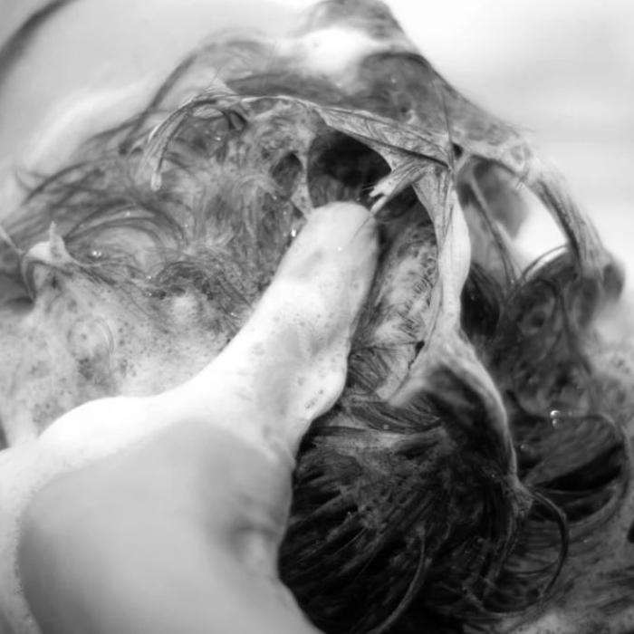 Pune trei linguri de zahăr în șampon: un truc care te ajută să ai un păr strălucitor și puternic