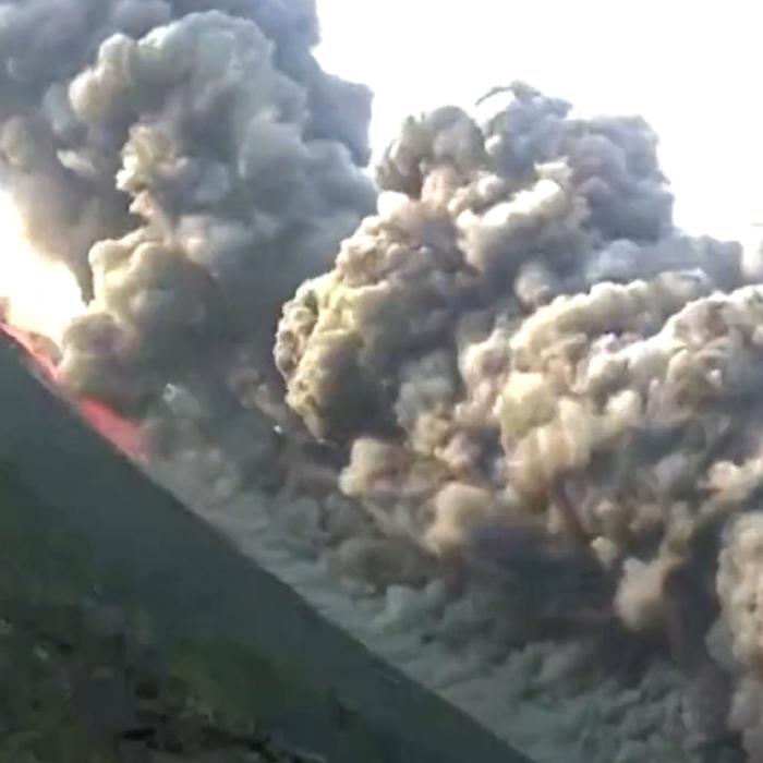 Vulcanul Stromboli a erupt în Italia. Departamentul de Protecţie Civilă a ridicat nivelul de alertă: „Stați în case!” - VIDEO