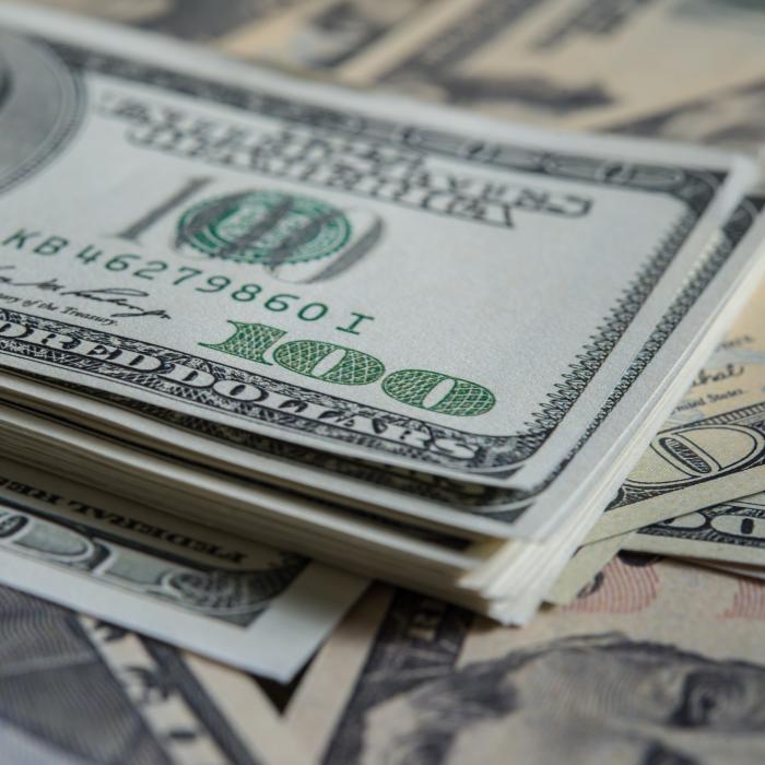 Dolarul crește, acțiunile scad. Statele Unite și economia globală ar putea să intre în recesiune