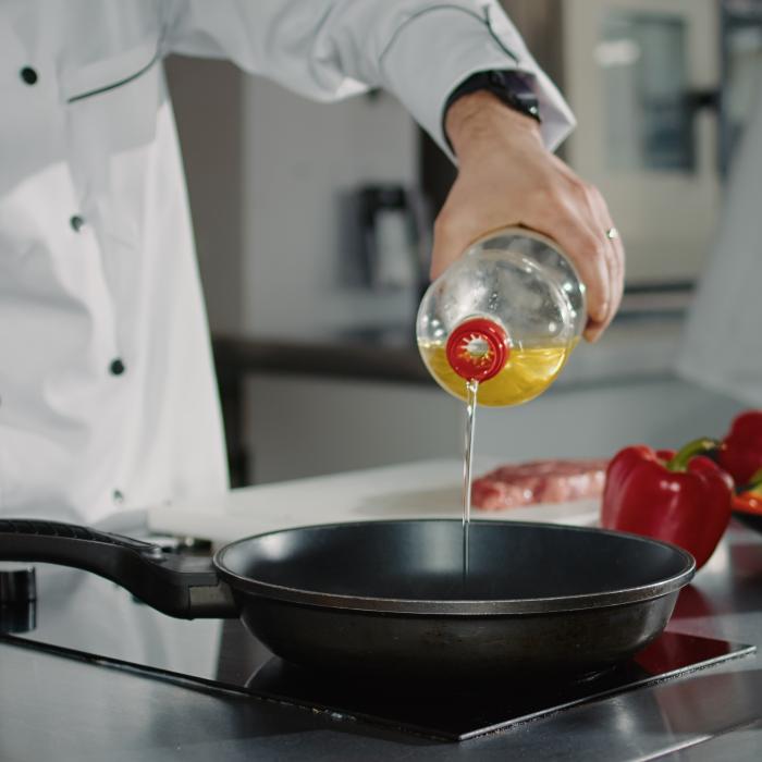 Truc cu amidon pentru a curăța uleiul de gătit uzat: Tehnica pe care toate gospodinele o căutau. Nu-l mai arunca, vei economisi mulți bani! 