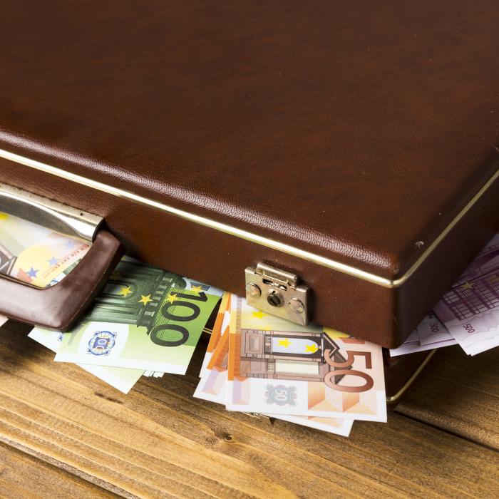 Bancherul spion, condamnat în România în dosarul privatizărilor strategice, cere 86 de milioane de dolari de la grupul bancar la lucra 