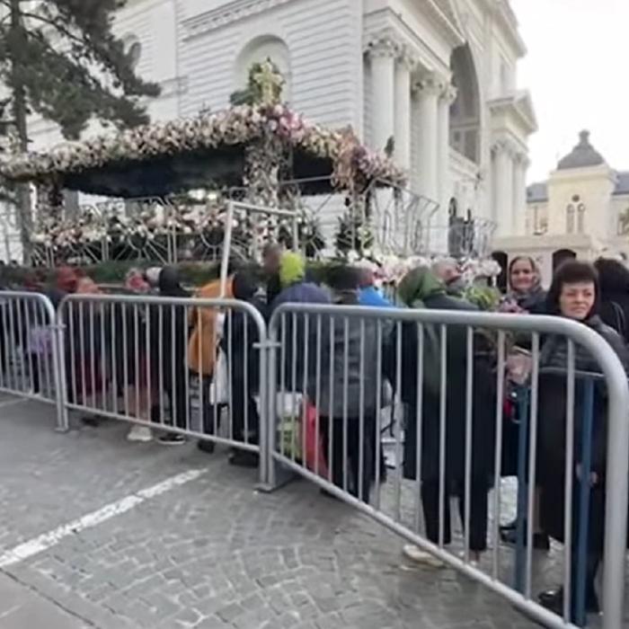 Sânta Parascheva: Peste 13.500 de pelerini au petrecut noaptea în frig la Iași pentru a se închina la moaştele Sfintei 