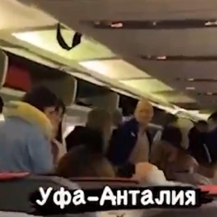 Rusia. Pasagerii unui avion, daţi jos după îmbarcare: Co-pilotul a fost luat direct din cabină şi înrolat în armată