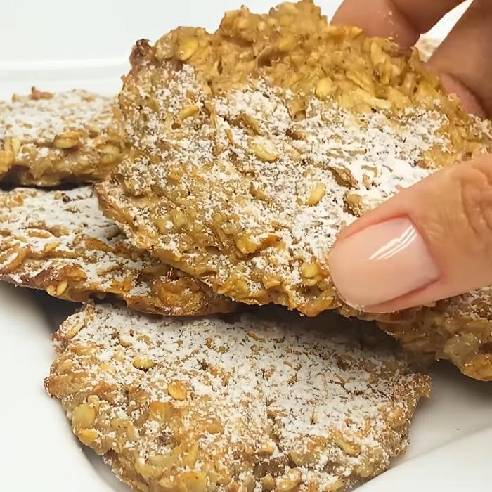 Din două mere, puțin iaurt și fulgi de ovăz faci ușor niște biscuiți fabuloși, pe care toată familia îi va aprecia. Sunt geniali la micul dejun