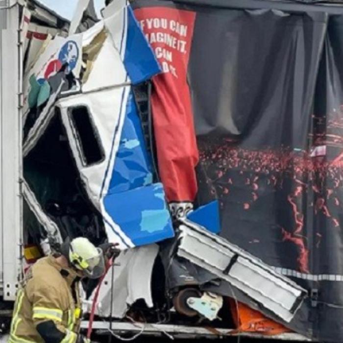 Un șofer român de TIR supraviețuiește ca prin minune după ce a fost prins în cabină, pe o autostradă din Germania: Trei camioane distruse