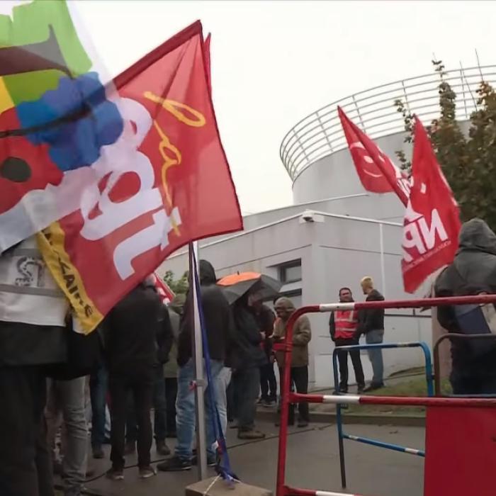 Franța, aproape de un "blocaj" total: Greva angajaților din rafinăriile TotalEnergies continuă