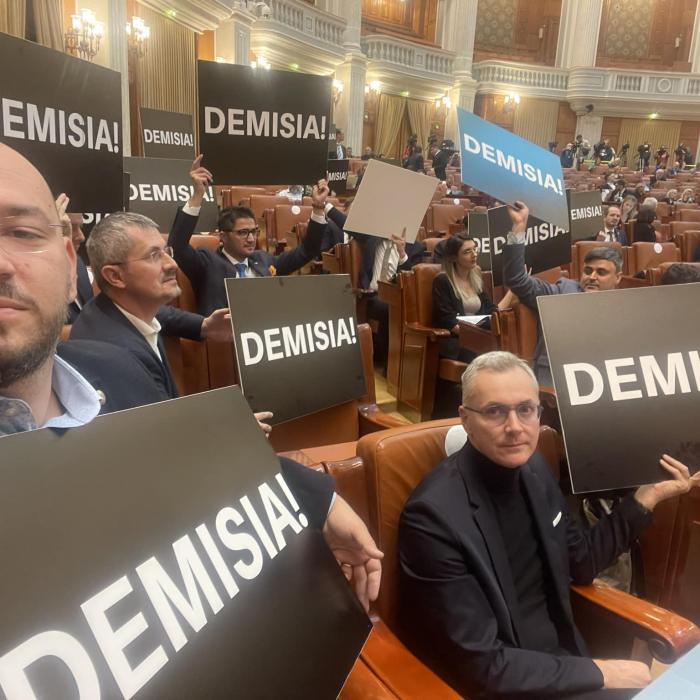 Scandal în Parlament, la moțiunea împotriva lui Bode: "Fițuica USR, un demers penibil". Ghinea: "E un plagiat rușinos"