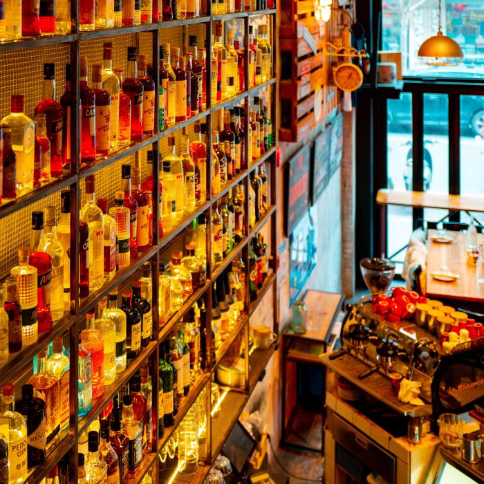 Spania. Românul care a furat sticlele de vin de 1,6 milioane de euro este acuzat că a furat și o sticlă de whisky de peste 5000 euro