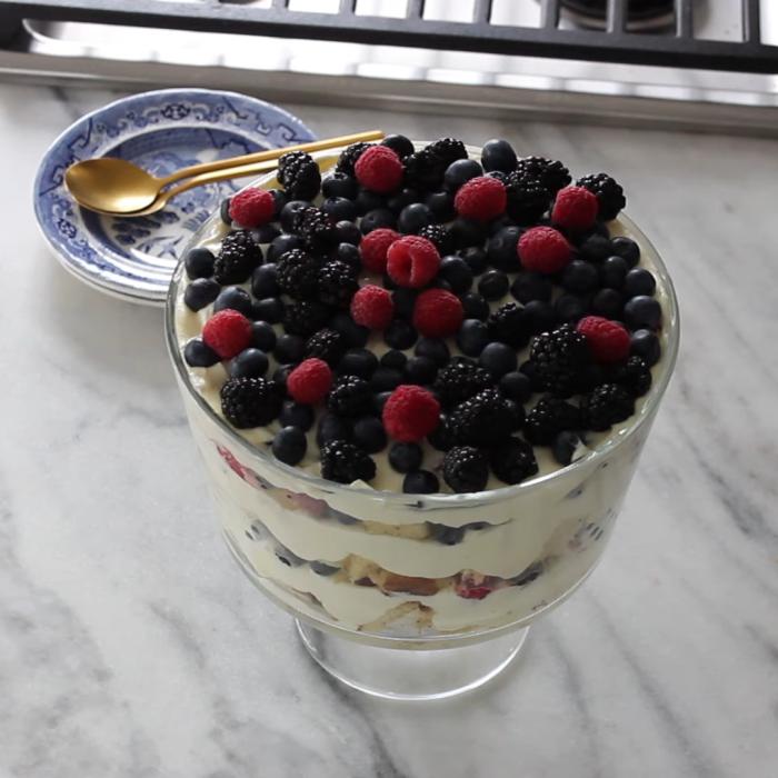 Desert englezesc cu fructe la pahar. O delicatesă care se prepară în 10 minute!