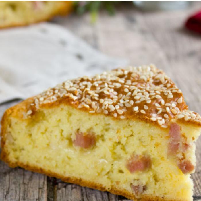 Plăcintă sărată, cu mozzarella și șuncă. E moale și aromată, gata în doar 5 minute