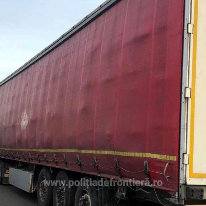Două TIR-uri pline cu deșeuri, întoarse din drum la vamă și trimise înapoi în Slovacia 