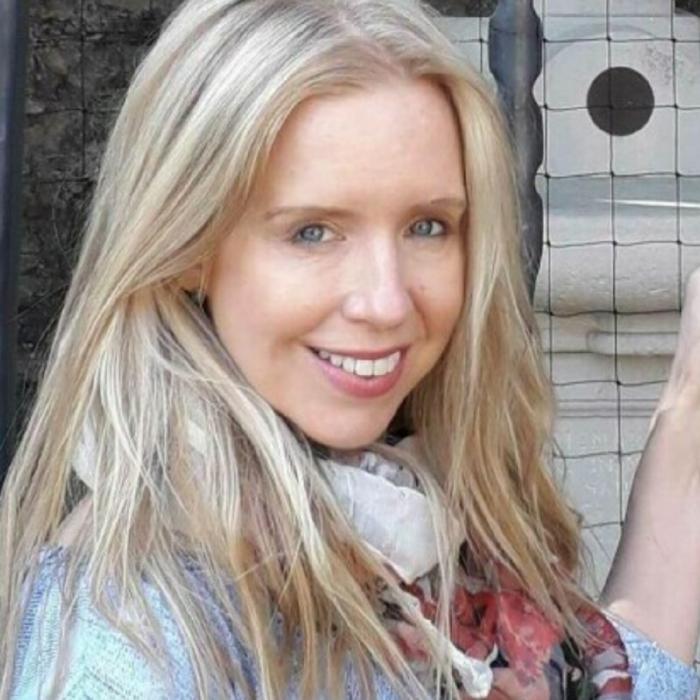 Jurnalistă britanică, soția unui român în UK, a mărturisit că nu s-a dezbrăcat niciodată în fața soțului, în 13 ani de căsnicie: „S-a adaptat”