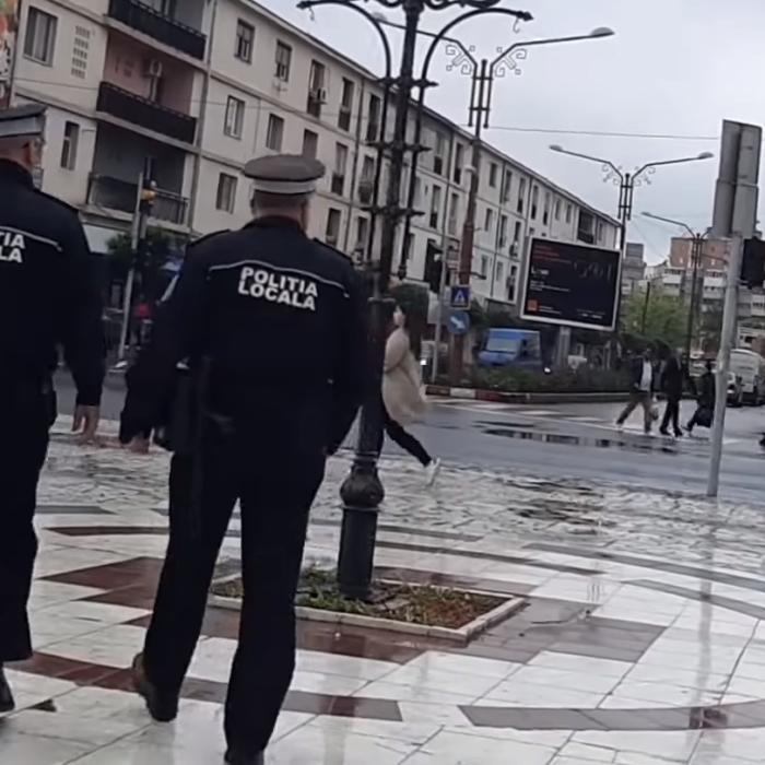 Polițiștii locali din Bacău solicită spor pentru că fac "febră musculară" la degete, din cauza tastaturii și pentru că stau prea mult pe scaun