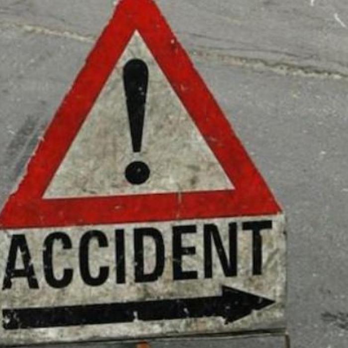 Microbuz cu pasageri, implicat într-un accident rutier. Trei români au fost răniți 