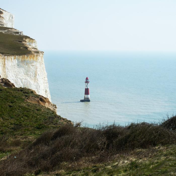 Sfârșit tragic pentru un român de 23 de ani din Anglia. Singur și deprimat, Emilian s-a aruncat de pe stâncile din Eastbourne