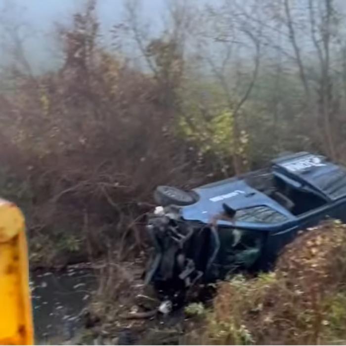 Microbuz cu români, răsturnat lângă Sibiu. Șapte persoane rănite; şoferul era băut