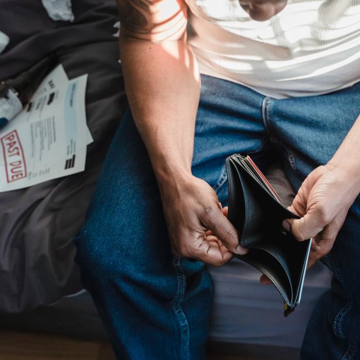 Românii se jenează să negocieze reduceri de preţ şi majorări salariale 
