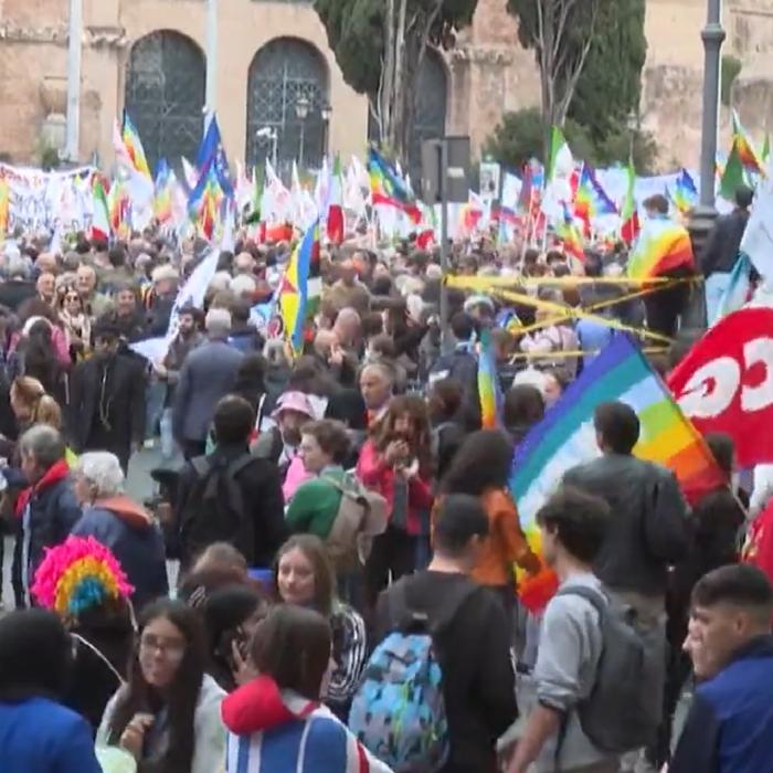 Italia. Zeci de mii de oameni au ieșit în stradă pentru pace în Ucraina: „Trimiterea de arme nu ajută la oprirea unui război” - VIDEO