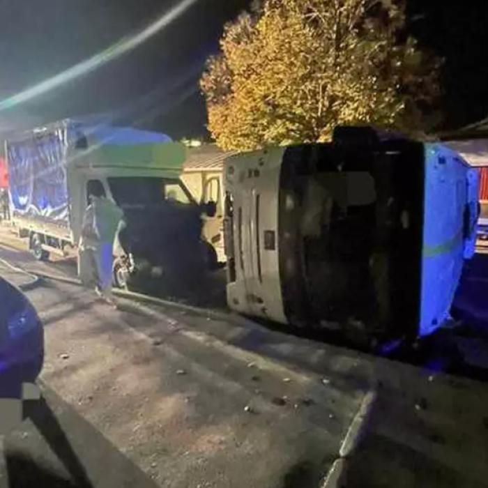 Microbuz plin cu români, răsturnat în Teleorman după un accident cu o dubă: 13 persoane au ajuns la spital