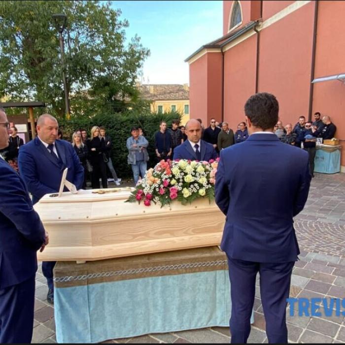 Italia: Sute de oameni și-au luat adio de la Miriam Ciobanu, românca de 22 de ani ucisă de un șofer beat și drogat 