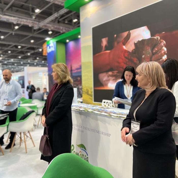 Oficiali guvernamentali au promovat România, la un târg de turism din Londra, cu „frunza Elenei Udrea”, Neversea și ouă încondeiate